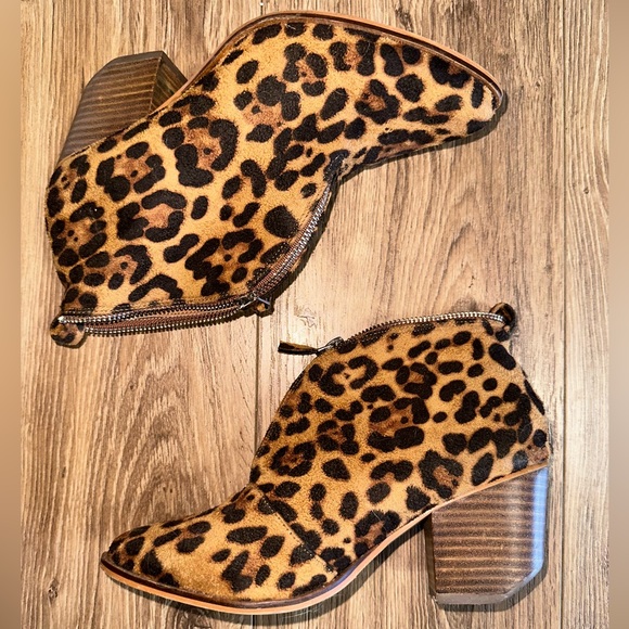 BEAST FASHION PLUSH ANIMAL PINT BOOTIES. Size 8. - Picture 1 of 7